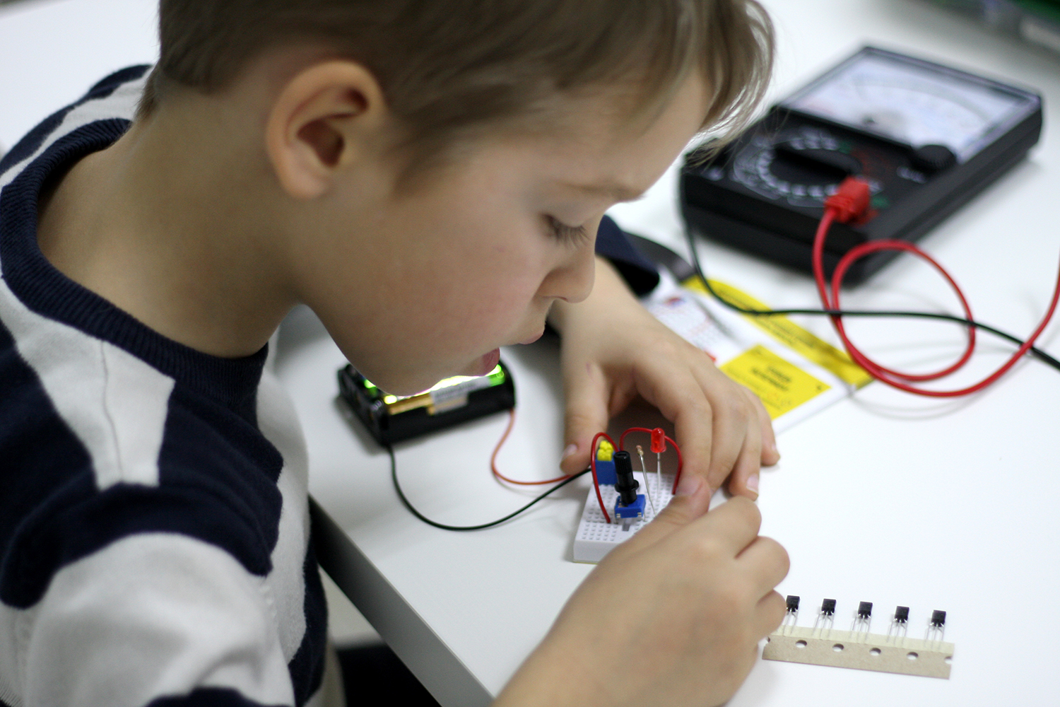 Чем подкреплял себя электроник. Радиоэлектроника для детей. Кружок радиоэлектроники для детей. Схемотехника для детей. Arduino для детей.